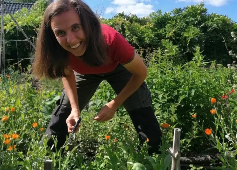 Tania Repinec, de bezieler van Sensmi, aan het werk in haar tuin